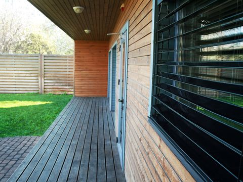 Fenster mit Solarjalousie von außen