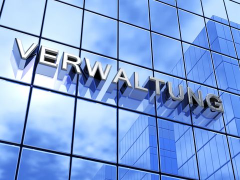Blaue Fassade mit Aufschrift Verwaltung