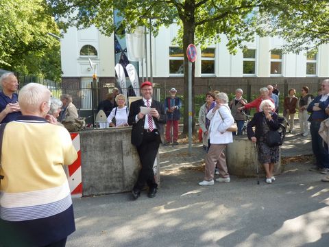 Vor dem jüdischen Bildungs- und Familienzentrum, 14.9.2013, Foto: KHMM