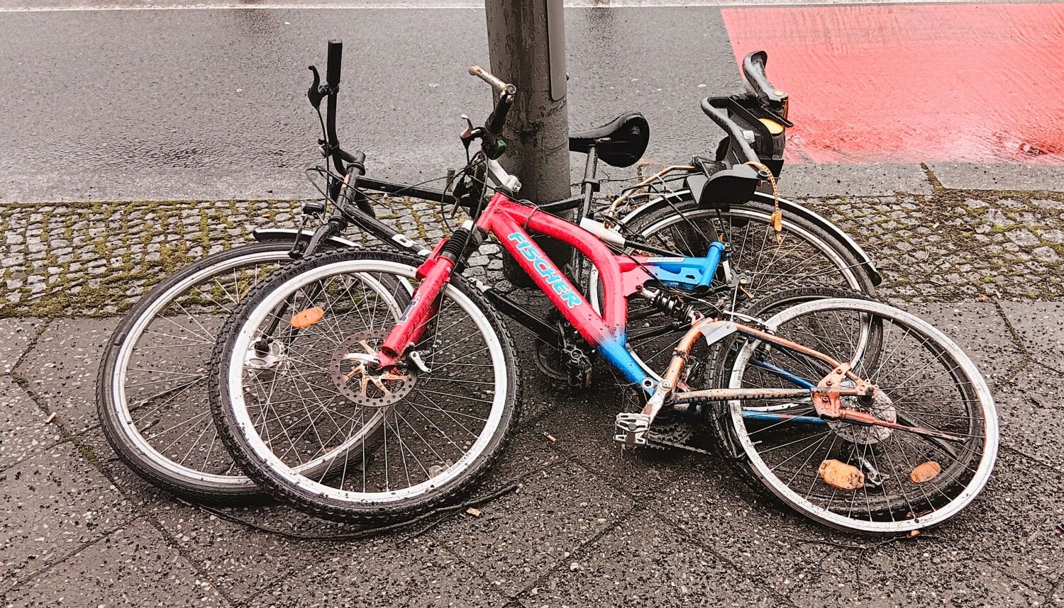Defekte Fahrräder am Straßenrand