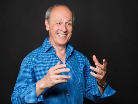 Dargestellt ist der Vocalcoach und Chorleiter Roland Schulz (Person)