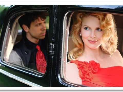 Ute Beckert (Gesang) und Maxim Shagaev (Bajan) in einem Oldtimer