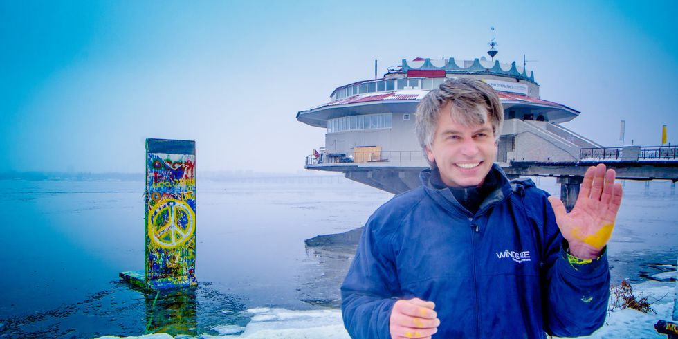 Hans Martin Fleischer mit seinem Mauerstück in Dnipro, Ukraine im Winter 2014