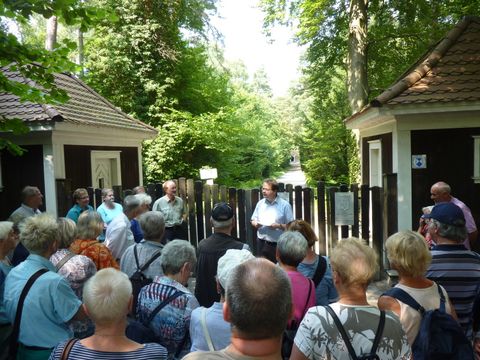 Am Friedhofseingang, 10.8.2013, Foto: KHMM