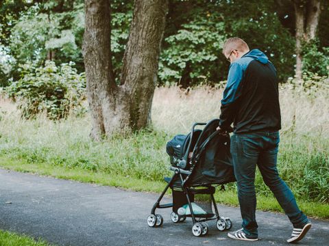 Vater mit Buggy