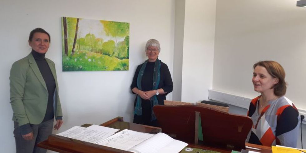 Musikschulleiterin Yvonne Moser, Künstlerin Ines Schulz-Bücher und Musikpädagogin und Mezzosopranistin Dörthe Zauber im Unterrichtsraum quer