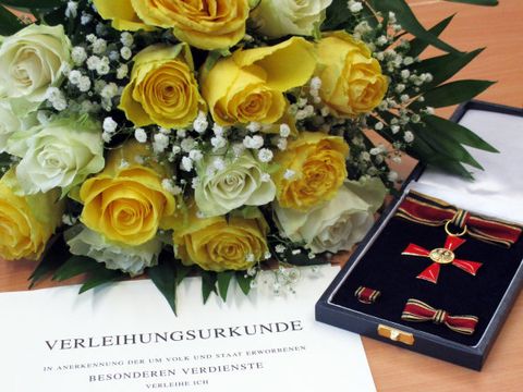 Ordensinsignien und Verleihungsurkunde Frau Naumann