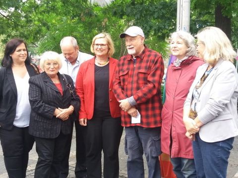 V. l. n.r.: Bezirksverordnete Melanie und Ingrid Kühnemann, Bezirksstadtrat Daniel Krüger, Bezirksbürgermeisterin Angelika Schöttler, Gerhard Hoffmann vom Regenbogenfonds e. V., Dr. Elisabeth Ziemer, Bezirksbürgermeisterin a. D., und Bezirksstadträtin Dr. Sibyll Klotz (Bild: Pressestelle Tempelhof-Schöneberg)