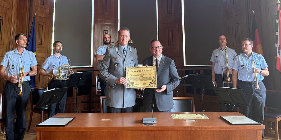 Herr Fritzsch und Herr BzBm Igel bei der Unterzeichnung der Partnerschaftsurkunde zwischen der Bundeswehr und dem BA
