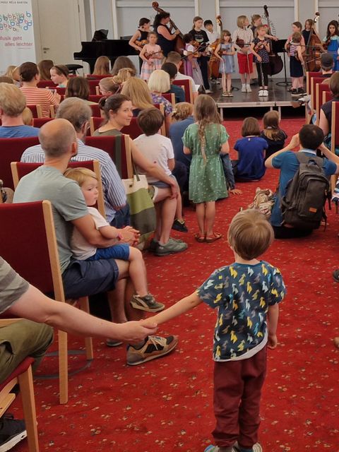 Kinder beim Konzert