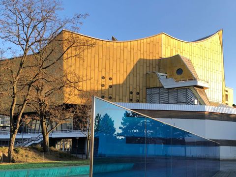 6. März 2026: Blaue Wand in Erinnerung an die Euthanasie-Mordaktion der Nationalsozialisten; im Hintergrund die Berliner Philharmonie