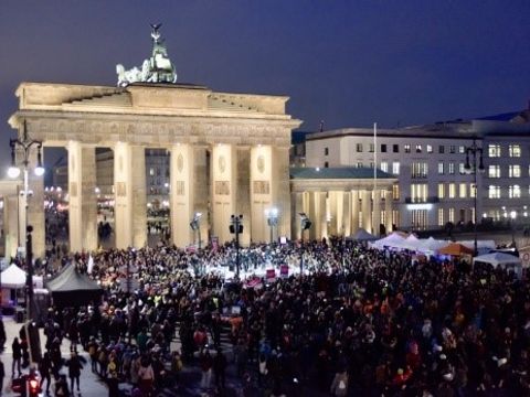 Viele Menschen vor dem Brandenburger Tor Tanzen gegen Gewalt an Mädchen und Frauen