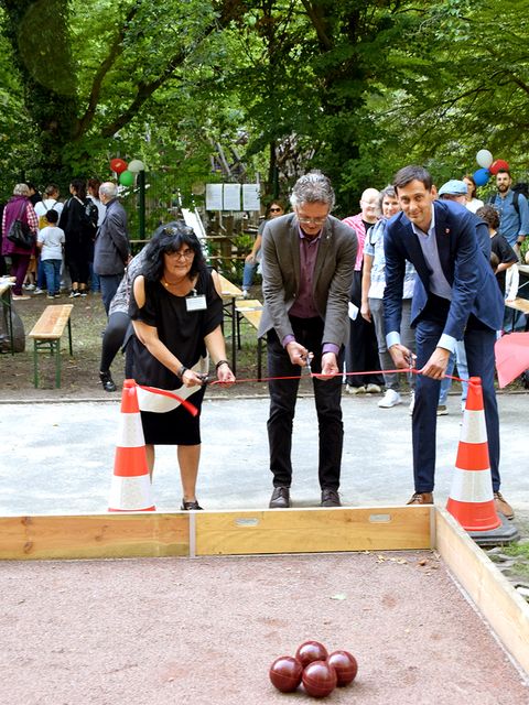 Die Boulebahn wird von Senator, Bürgermeister und Behindertenbeauftragter eröffnet