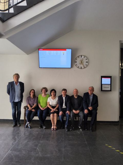 (v.l.n.r.) Leiter des Amtes für Soziales Jörg Dobrzinski, Bezirksstadträtin Julia Schrod-Thiel (CDU), Bezirksstadträtin Korinna Stephan (B'90/Grüne), Bezirksbürgermeisterin Emine Demirbüken-Wegner (CDU), Bezirksstadtrat Uwe Brockhausen (SPD), Bezirksstadtrat Alexander Ewers (SPD), Bezirksstadtrat Harald Muschner (CDU) im Wartebereich der neuen Eingangszone (Bild: BA Rdf)