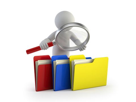 Abstrakte Figur mit Lupe sucht nach Dateien