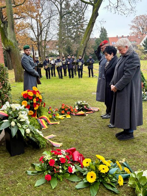 Reinickendorfer Gedenken am Volkstrauertag, BVV-Vorsteherin Kerstin Köppen, Bezirksbürgermeisterin Emine Demirbüken-Wegner und Oberst Jens Roßmanith, stellvertretender Kommandeur und Chef des Stabes Landeskommando (von vorn). (Bild: BA Rdf)