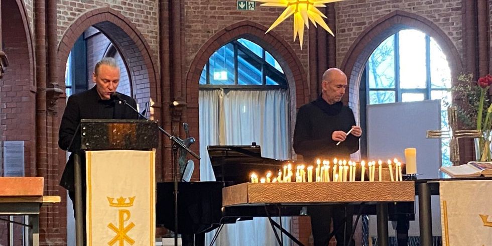 Stadtradt Nöll und Werner Heck bei der Gedenkfeier für bezirklich Bestattete des Jahres 2022