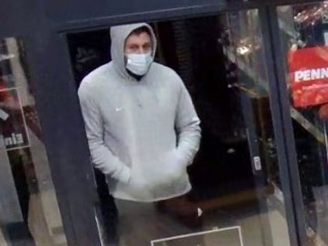 Tatverdächtiger vor dem Eingang