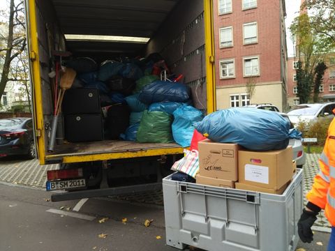 LKW wird vollgeladen mit Spenden des LAGeSo.