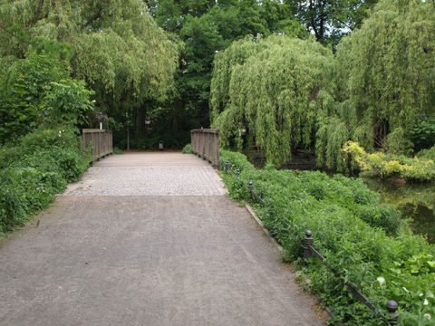 Blick zur Brücke über den Teich.