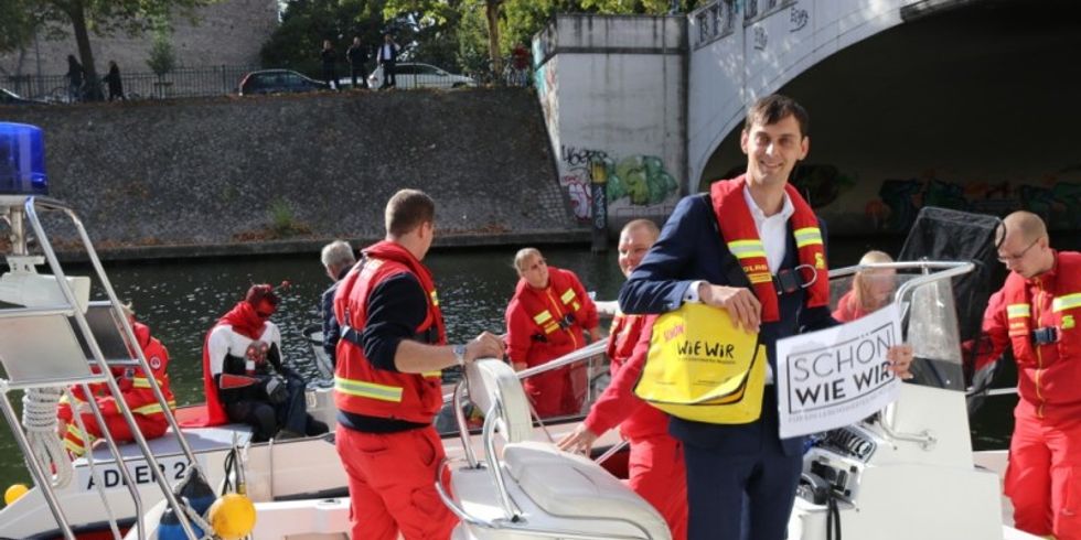 Der Uferputz von Schön wie wir wurde auch vom Wasser durch die DLRG und den Bezirksbürgermeister unterstützt.