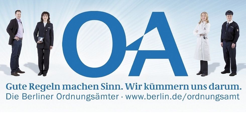 Ordnungsamt Logo mit vier Personen, davon zwei Frauen und zwei Männer, teilweise in Uniform. Es steht Gute Regeln machen Sinn, Wir kümmern uns darum. Die Berliner Ordnungsämter www.berlin.de/ordnungsamt