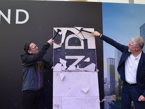Bezirksbürgermeister Stephan von Dassel und Stadtentwicklungssenator Sebastian Scheel geben den Startschuss für das Bürohochhaus MYND auf dem Alexanderplatz