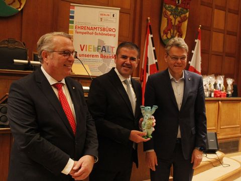 Von links nach rechts: Stefan Böltes (BVV-Vorsteher Tempelhof-Schöneberg), Ahmet Serkan Tuncer (Bezirksbürgermeister von Mezitli) und Jörn Oltmann (Bezirksbürgermeister von Tempelhof-Schöneberg)