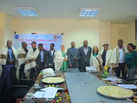 Herzlicher Empfang im Rathaus des Bezirks Lideta