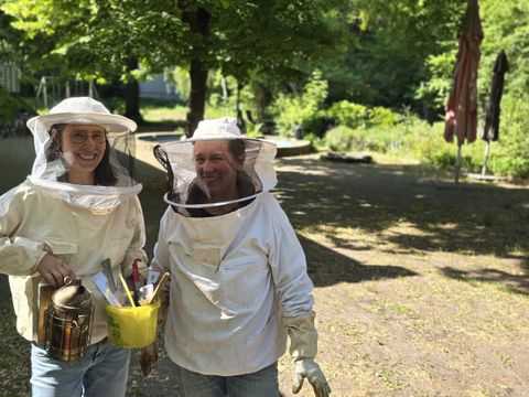 Die Imkerinnen Anara Weckebach und Lena Groner zeigen ihr Handwerkszeug: Ein Rauchbläser, Stockmeißel mit Wabenheber