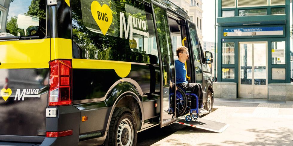 Ein Mann auf einem Rollstuhl rollt aus einem Fahrzeug mit Rampe heraus. Auf dem Fahrzeug ist das Logo der BVG und der Schriftzug Muva.
