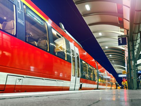 Regional-Zug hält in einem Bahnhof
