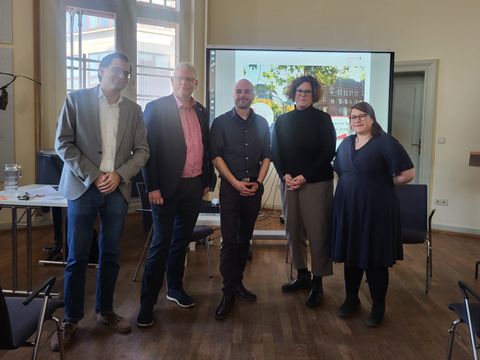 von links nach rechts: Julian Taraz, Leitung AG Bildung der Lichtenberger Kinderarmutsprävention, Andreas Krebs, Geschäftsführung MODULE Spezial-Gerüstbau GmbH, Kai Klötzer, Schulleiter Schule am Tierpark, Camilla Schuler, Bezirksstadträtin für Jugend, Sarah Wendler, Koordinatorin für Kinderarmutsprävention Lichtenberg