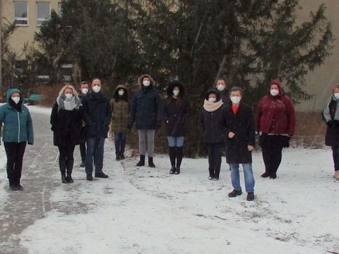 Gesundheitsstadtrat Uwe Brockhausen (4. v.r.) mit dem Basisteam und Mitarbeitenden des Lagezentrums (Bild: BA Reinickendorf)