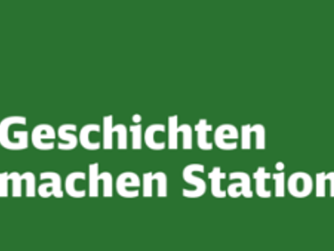 grüner Hintergrund mit weißem Schriftzug Geschichte machen Station