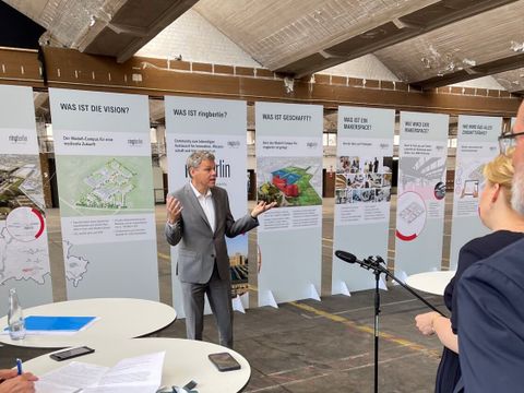 Bezirksbürgermeister Oltmann während der Vorstellung von ringberlin