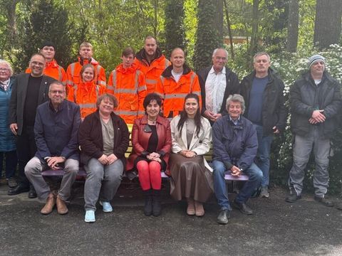 Tegel: Ev. Martin-Luther-Kirchhof: Bezirksbürgermeisterin Emine Demirbüken-Wegner gemeinsam mit Superintendent Thomas Harms, Auszubildende des Straßen- und Grünflächenamtes, deren Leiter Sascha Braun, Einsamkeitsbeauftragte Katharina Schulz und dem Gemeindekirchenrat Tegel-Borsigwalde