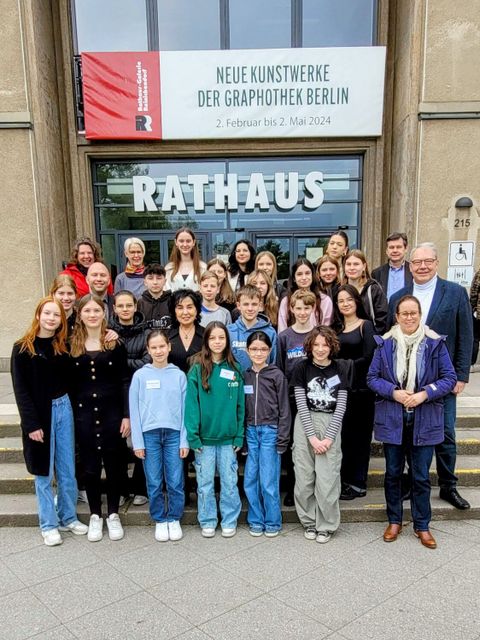Gruppenfoto am Beginn eines aufregenden Tages - mit Bürgermeisterin und den fünf Bezirksstadträten. (Bild: BA Rdf)