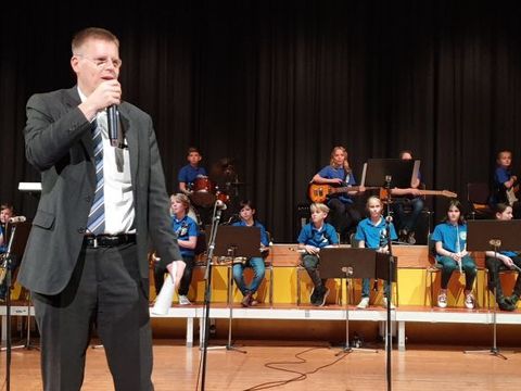 Bezirksstadtrat Tobias Dollase eröffnet die Musischen Tage (Bild: Bezirksamt Reinickendorf)