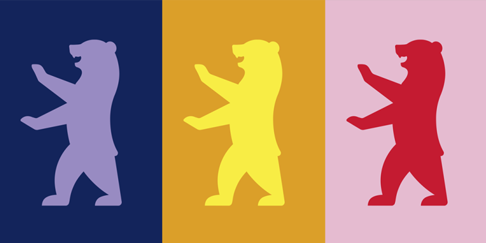 Die neuen Berlin-Bären leuchten am Mittwoch für einen Abend auf der Fassade des Rathauses Charlottenburg.