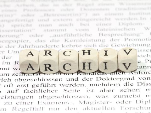 Das Wort Archiv zusammen gesetzt aus Buchstabenwürfeln