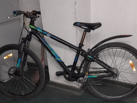 Schwarz-blaues Kinderfahrrad