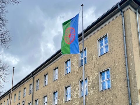 Hissung der Roma-Flagge am Internationalen Tag der Roma