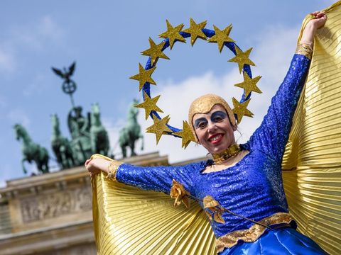 Abbildung der Fantasifigur Europinia in Europakostüm