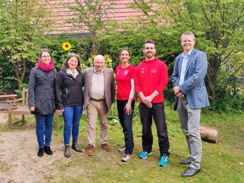 v.l.n.r. Katharina Postel (IKK BB Fachbereich Prävention), Astrid Böhme (IKK BB Leiterin Besondere Versorgungsformen), Klaus Brill (1. Vorsitzender SC Tegeler Forst), Annelie-Cosima Girra (Übungsleiterin und Sportwissenschaftlerin), Felix Fasel (Koordinator KITA SportMobil), Tobias Dollase (Jugend- und Sportstadtrat)