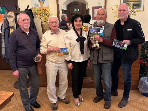 Von links: Holgar Hönig SFS Lübars (letzter Platz, Preis: saure Gurken), 3. Platz – Horst Triebe, SFS Heiligensee, Bezirksbürgermeisterin Emine Demirbüken-Wegner, Sieger Hans-Joachim Lemke und der Zweitplazierte Henri Mahlendorf – SFS Heiligensee. (Bild: BA Reinickendorf)