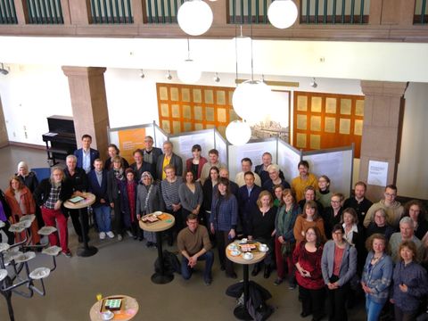 Gruppenbild mit den Erstunterzeichnenden auf der Auftaktveranstaltung zum Leitbild