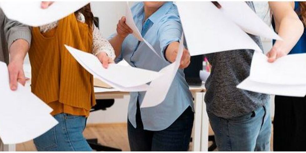 Menschen werfen Papier