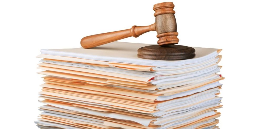 Richterhammer auf einem Stapel Akten