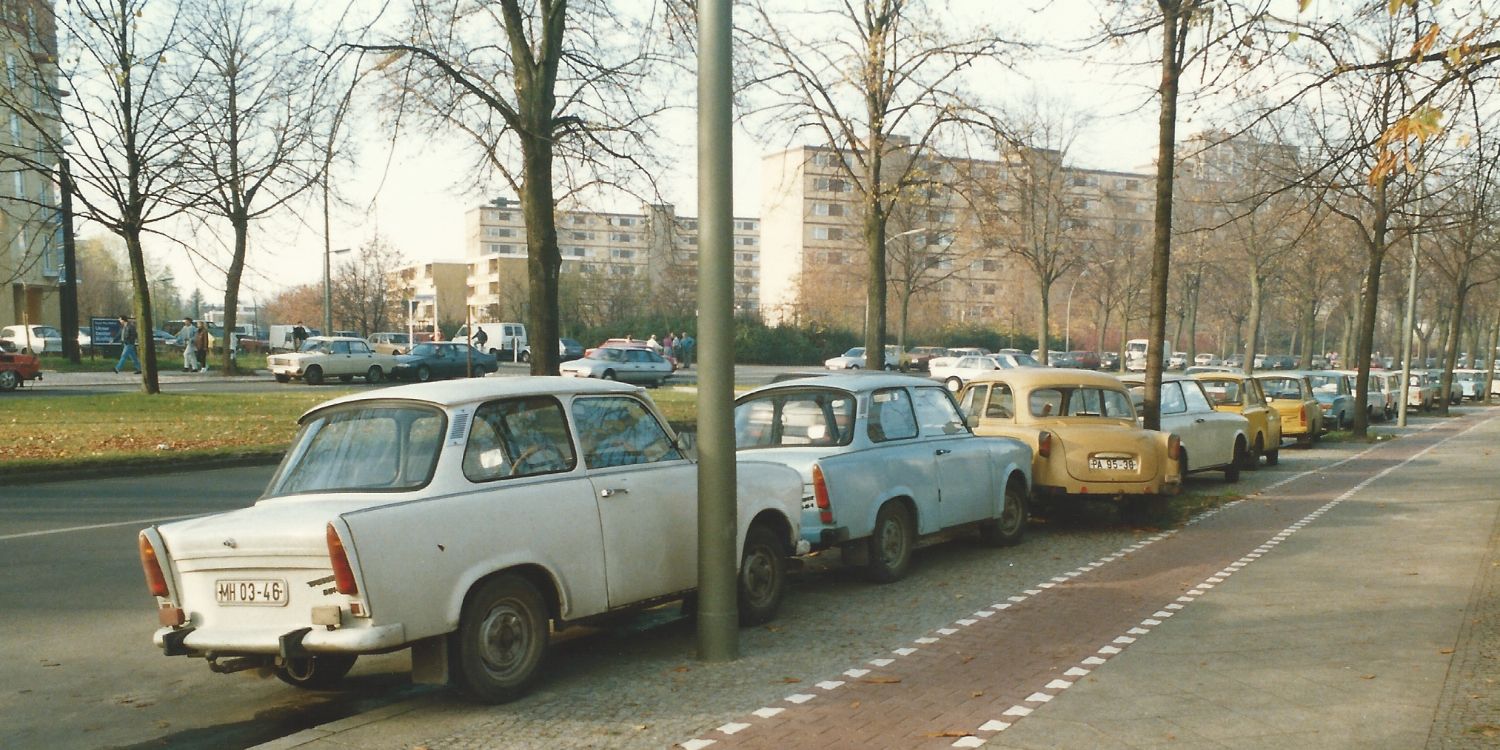 parkende Autos am Straßenrand